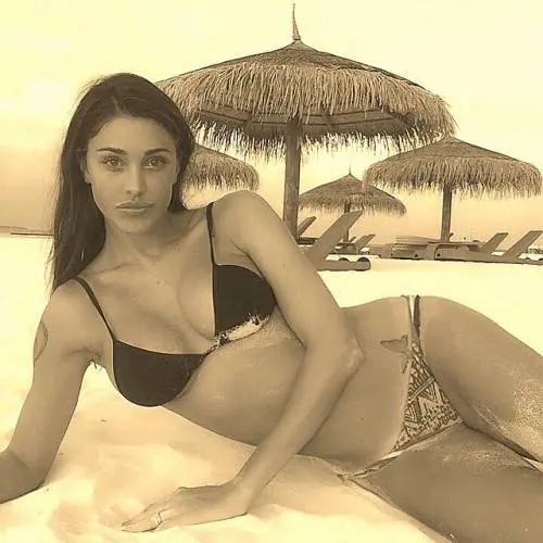 Fiorello contro Belen e Stefano: "Non sapevano dei paparazzi alle Maldive?"