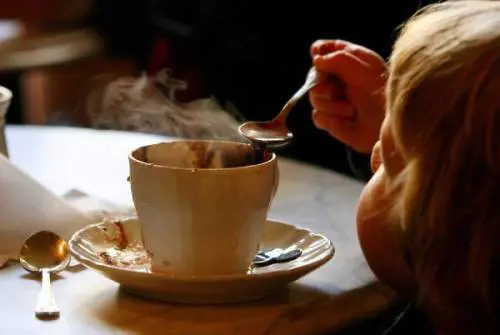 Nonna usa cioccolata scaduta da 25 anni e intossica i nipoti