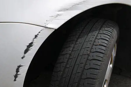 Le cinque mosse per togliere i graffi dalla propria auto