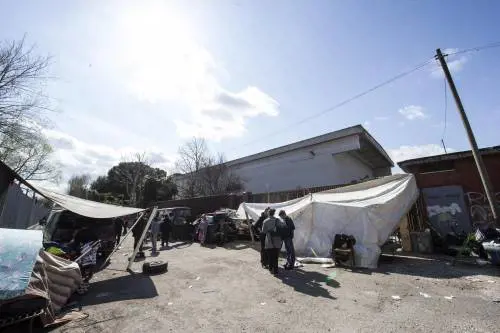 Il campo rom bruciato nella periferia di Roma