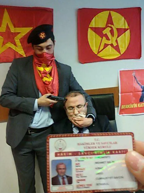 Il procuratore turco Mehmet Selim Kiraz preso in ostaggio