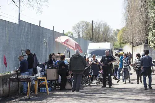 Vigili aggrediti al campo rom, i nomadi: "Violenza su di noi"