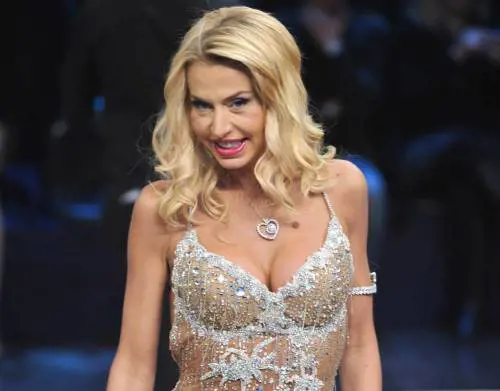 Quella voce su Valeria Marini: "Dopo la doccia si asciuga col gatto"