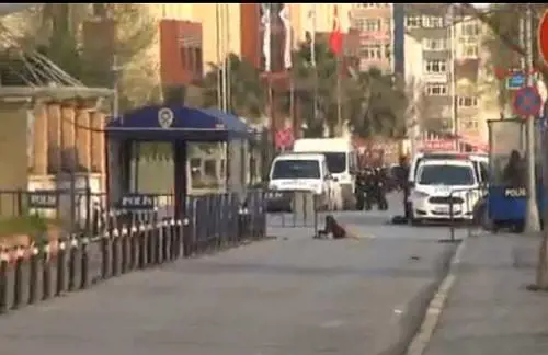 Turchia, kamikaze Isis si fa esplodere 