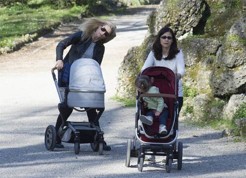 Michelle Hunziker al parco con le figlie Sole e Celeste
