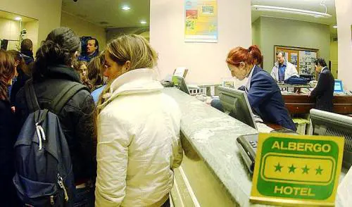 Alberghi ancora vuoti I turisti vanno in casa