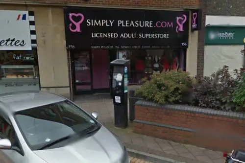 Indossa una "vagina artificiale" ​e scappa dal sexy shop