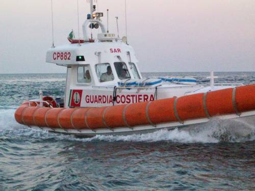 Spari contro Guardia costiera: rubato un barcone dalla Libia