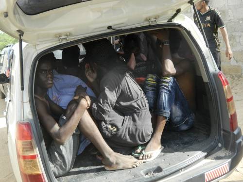 Studenti del college kenyano di Garissa si riparano in un veicolo
