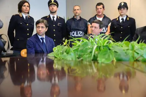 La polizia ispeziona il fosso dove è stato trovato il cadavere della ex modella