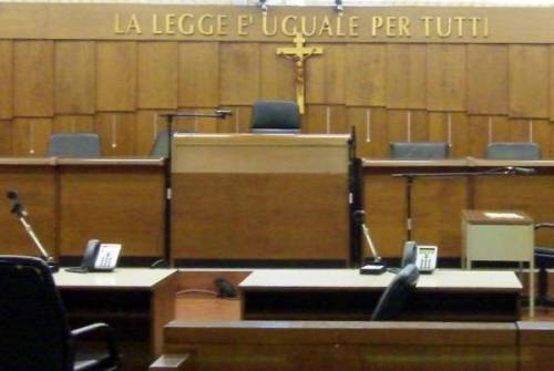 Un'aula di tribunale con il Crocifisso