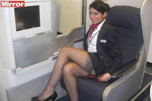 Sesso in volo con i piloti e foto hard: lo scandalo delle hostess