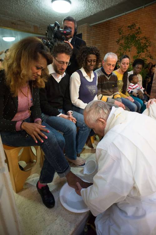 Il Papa lava i piedi alla showgirl Lubamba