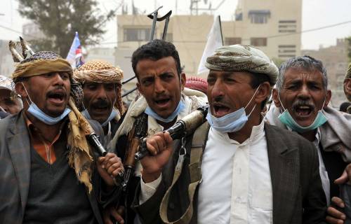 Yemenita in piazza a Sana'a, per protestare contro i bombardamenti