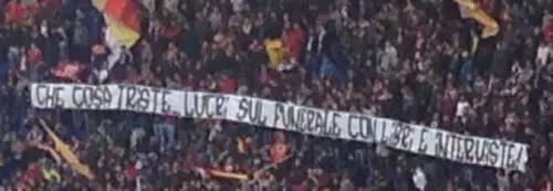 Roma-Napoli, lo striscione choc contro la madre di Ciro Esposito: "Lucri su tuo figlio"