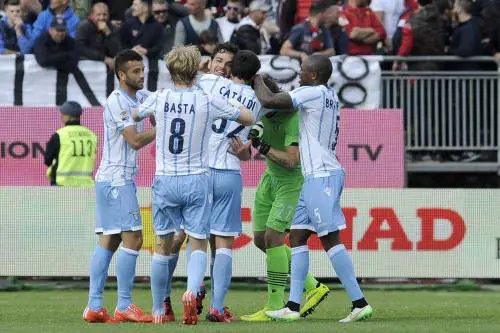 La Lazio non molla, vince col Cagliari e resta a un punto dalla Roma