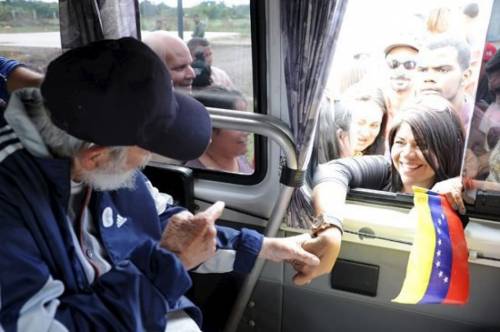 Fidel Castro torna in pubblico: visita una scuola de L'Avana
