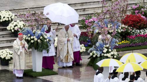 Papa Francesco alla Messa per Pasqua: "Gesù allevi le sofferenze ​dei cristiani perseguitati"