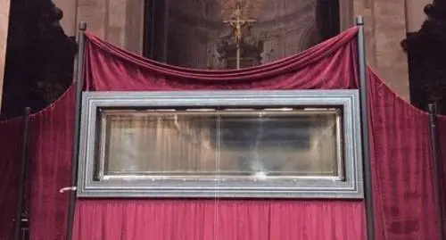 "Guardate, c’è un volto inquietante sulla teca della Sindone"