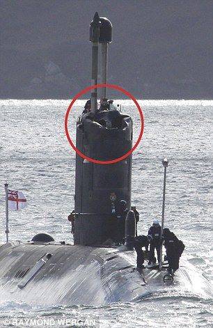 Sottomarino britannico rientra in porto dopo un incidente