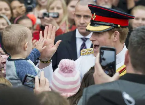 Harry fa la ramanzina al bimbo: "Basta fare i selfie, sono brutti"