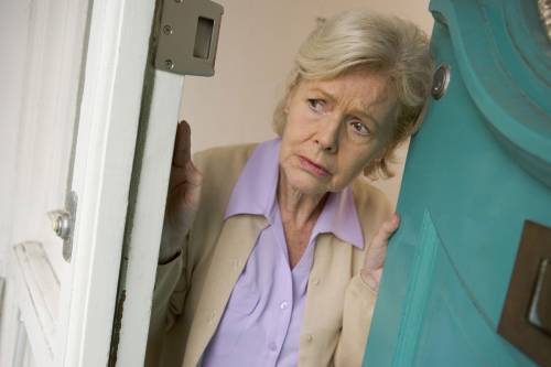Anziana trova un vibratore nel cassonetto e chiama la polizia