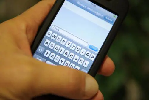 Il prete: "Niente messaggi e chat il venerdì"