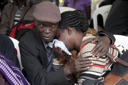 I parenti di una delle vittime uccise a Garissa, in Kenya