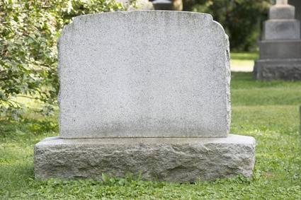 Al cimitero con la moglie, muore schiacciato dalla tomba della suocera