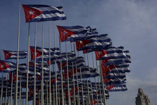 Bandiere cubane sventolano davanti alla Sezione d'interesse americana