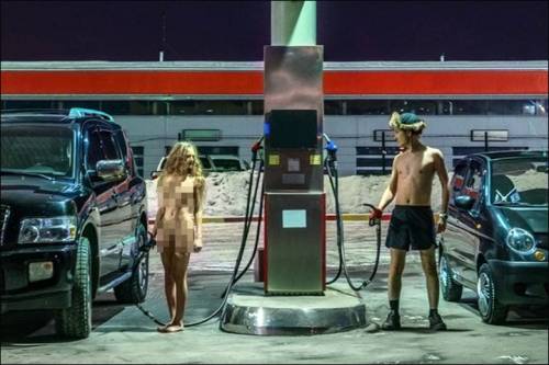 Modella nuda contro l'aumento mutui e benzina in Russia