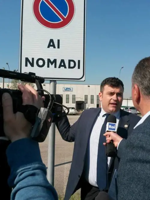 Affisse cartelli anti-nomadi, sindaco convocato in prefettura