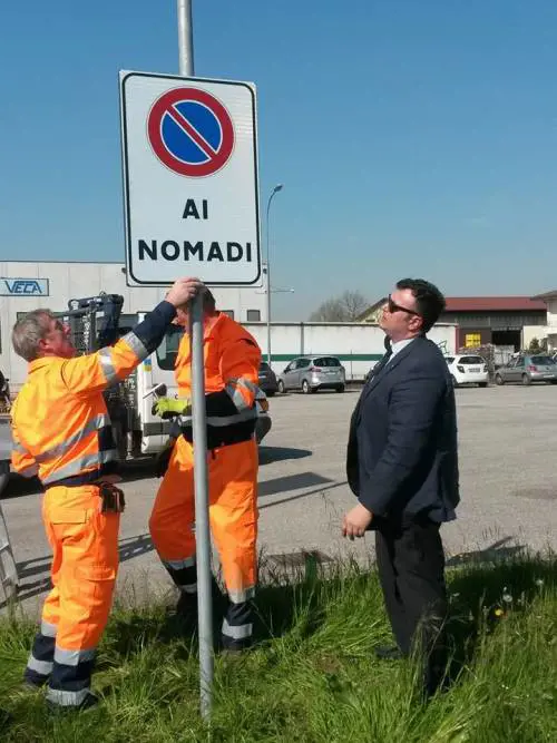 Il sindaco vara il "divieto di sosta ai nomadi"