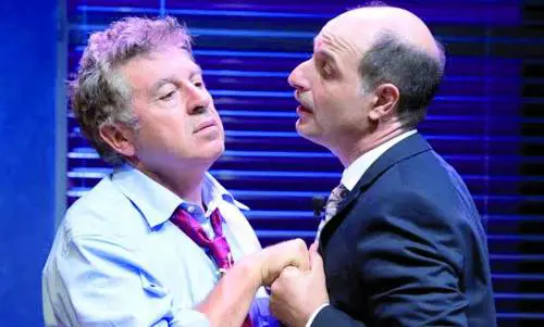 In scena al Manzoni una commedia «solvibile»