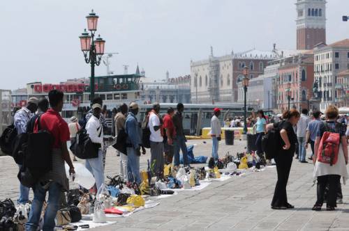 Venezia, abusivi stranieri multati per milioni ma non pagano un euro