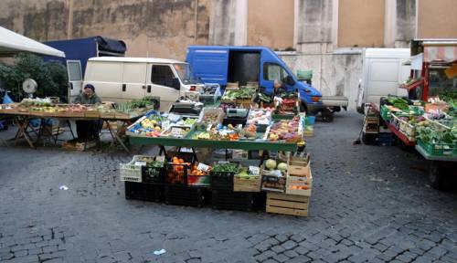 Seimila euro di multa per una cassetta di frutta lasciata fuori posto