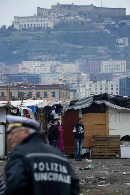 Così gli agenti si spartiscono il bottino con la banda di rom