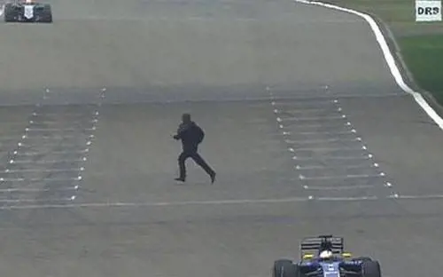 Paura al gp di Shangai: uomo attraversa la pista per salire su una Ferrrari