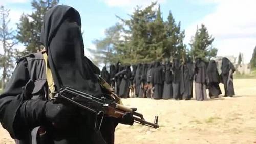 Burqa e kalashnikov: ora arriva il battaglione delle donne jihadiste