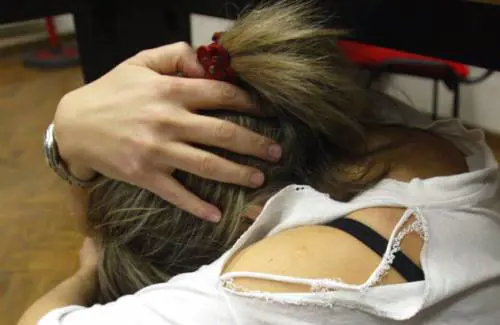 Stagista minorenne denuncia: "Il cuoco mi violentò, rapporti orali con salsa tonnata"