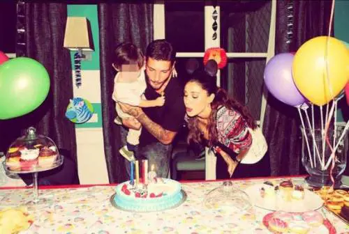 Belen e Stefano festeggiano i 2 anni di Santiago