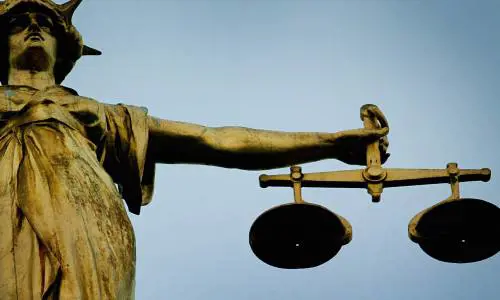 La statua simbolo del tribunale londinese dell'Old Bailey