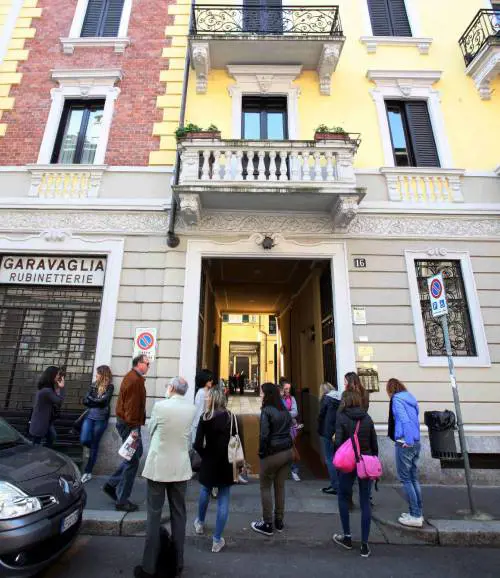 Diciannovenne si uccide dentro un asilo
