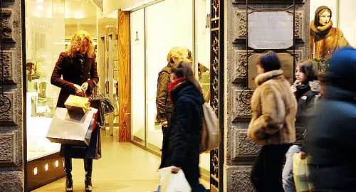 Una «vip lounge» per incentivare lo shopping straniero. Russi in calo del 58%