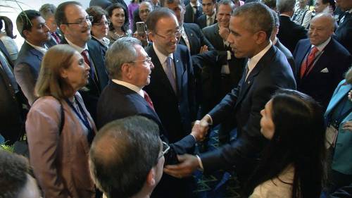 Castro e Obama, storica stretta di mano a Panama