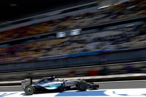 Super Hamilton, pole position a Shanghai