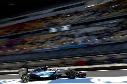 Super Hamilton, pole position a Shanghai