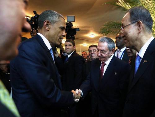 Stretta di mano tra Castro e Obama