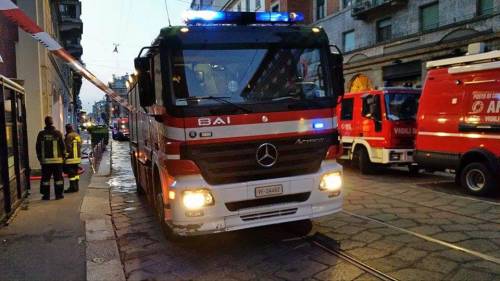 Tragedia a Milano, incendio in palazzina: un morto e un disperso