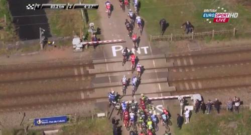 Parigi-Roubaix, i ciclisti passati dal passaggio a livello chiuso ora rischiano di finire in tribunale
